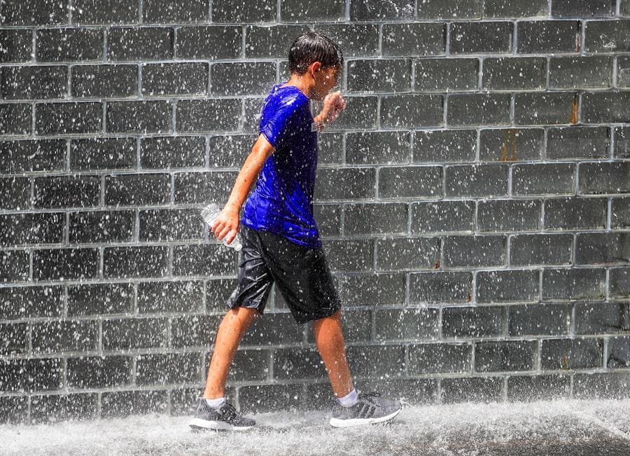 Un niño se moja en la Fuente de la Corona en Millennium Park, mientras las temperaturas se acercan a los 90 grados (32.2 grados centígrados), en Chicago, Illinois, en febrero de 2019.