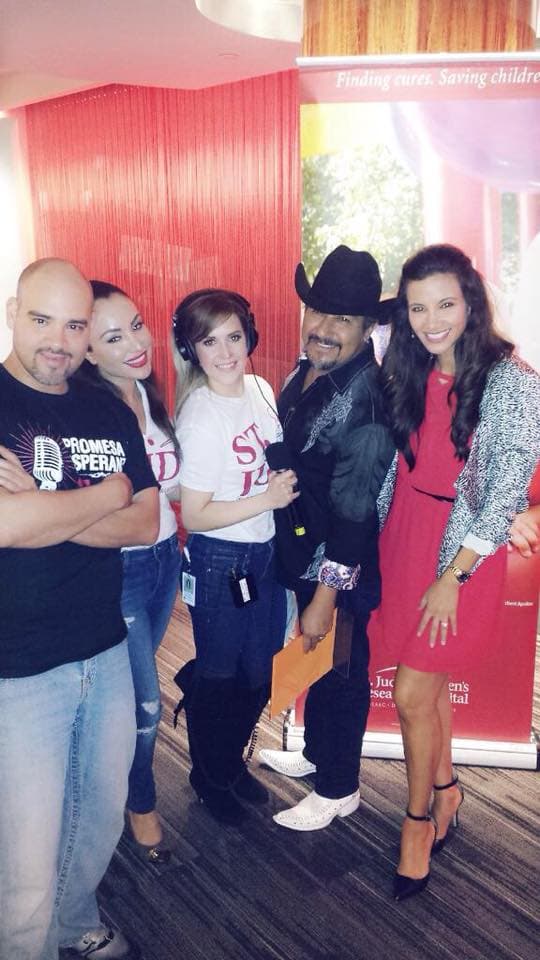 Compañeros de la radio: 
<a href="http://www.univision.com/temas/raul-molinar-el-pelon">El Pelón</a>, 
<a href="http://www.univision.com/temas/la-bronca">La Bronca</a>, 
<a href="http://www.univision.com/temas/el-feo">El Feo</a> y 
<a href="http://www.univision.com/temas/argelia-atilano">Argelia Atilano</a>.