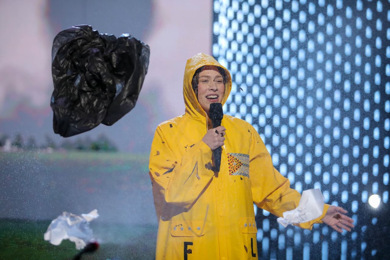 Ella eligió un segmento de noticias del clima en medio de un tornado y hasta se llevó un golpe en la cabeza.