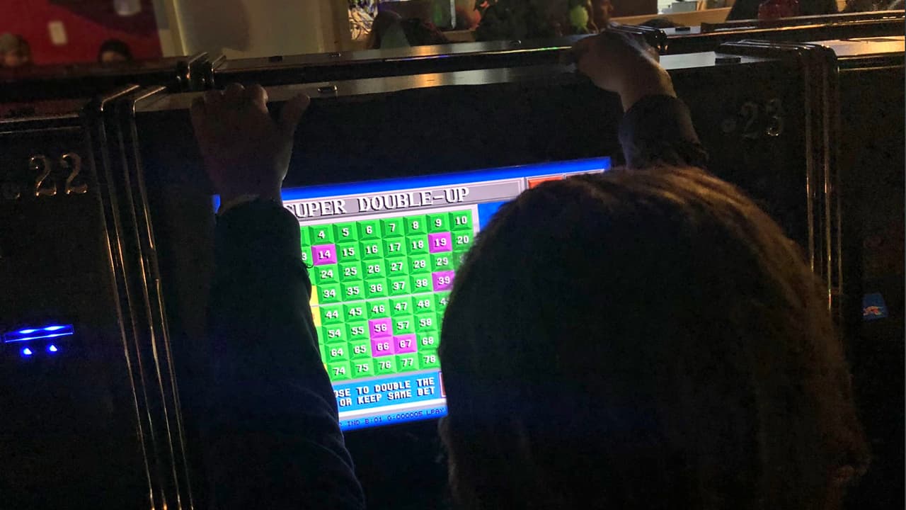 "En estos lugares se aprovechan de la gente con máquinas arregladas, es como robarles", dijo 
<a href="https://twitter.com/Pct1Constable">Alan Rosen</a>, alguacil del Precinto 1del condado Harris, en una entrevista con un medio local publicada en su cuenta de Twitter.