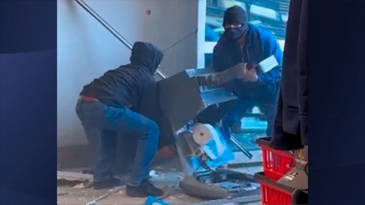 El robo se registró la mañana del
<b>pasado 11 de febrero</b> un negocio ubicado sobre la cuadra 4000 de Fleet St. en Littlefield, con la ayuda de una camioneta tipo pick-up, que también contaba con reporte de robo..