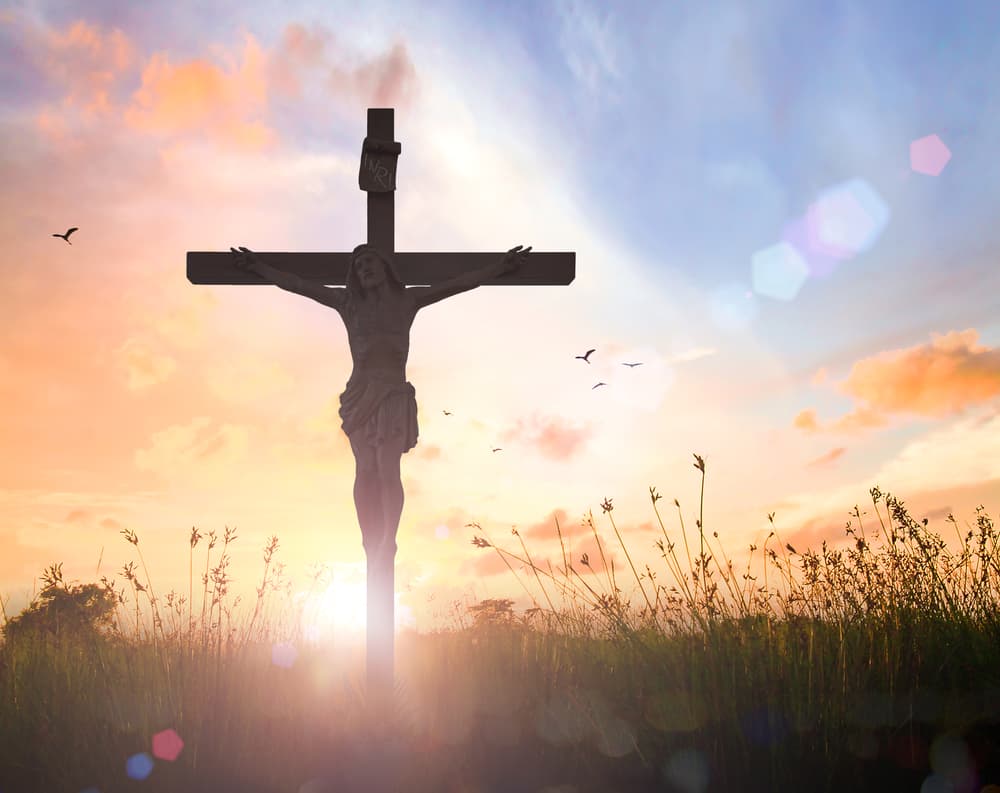 La imagen de la Virgen María se viste de negro también, como muestra de su luto y profundo dolor por la muerte de Jesús. La imagen de Cristo ya será destapada el Domingo de Resurrección.