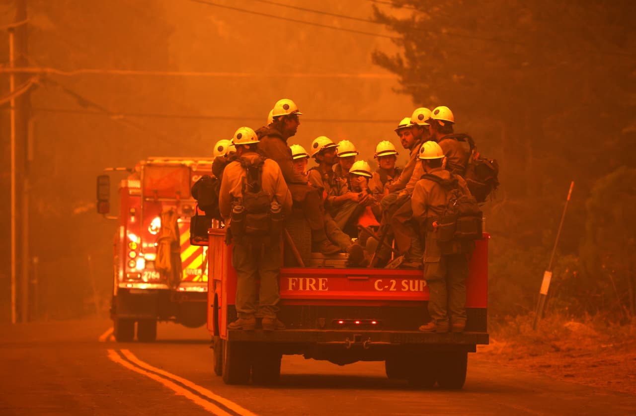 Durante el combate al fuego cinco bomberos y civiles han resultado lesionados, aunque sus heridas no son consideradas de gravedad.