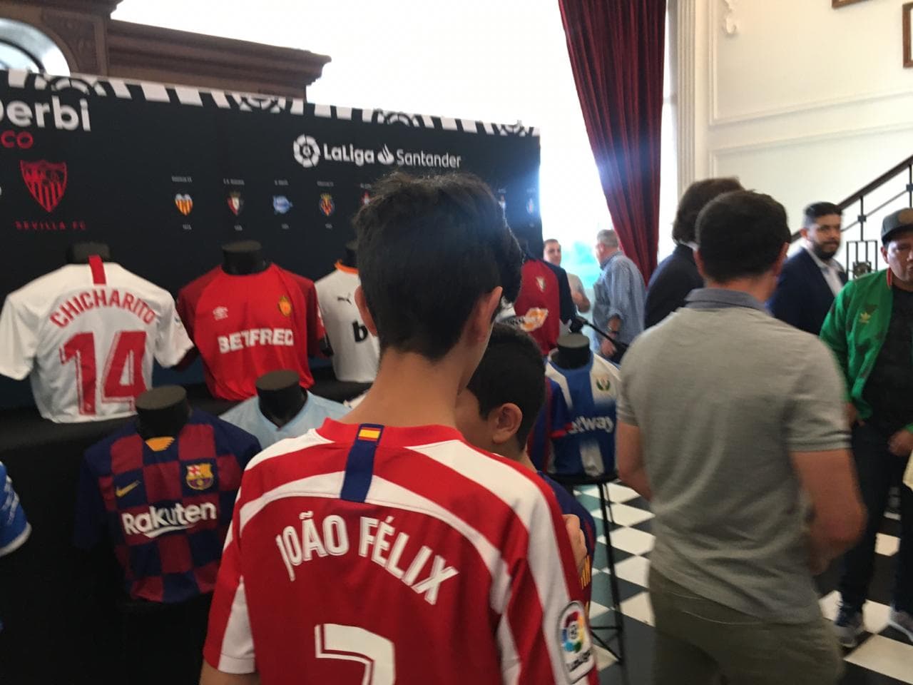 Gran ambiente en la Ciudad de México para vivir 'El gran Derbi' entre el Betis y el Sevilla.