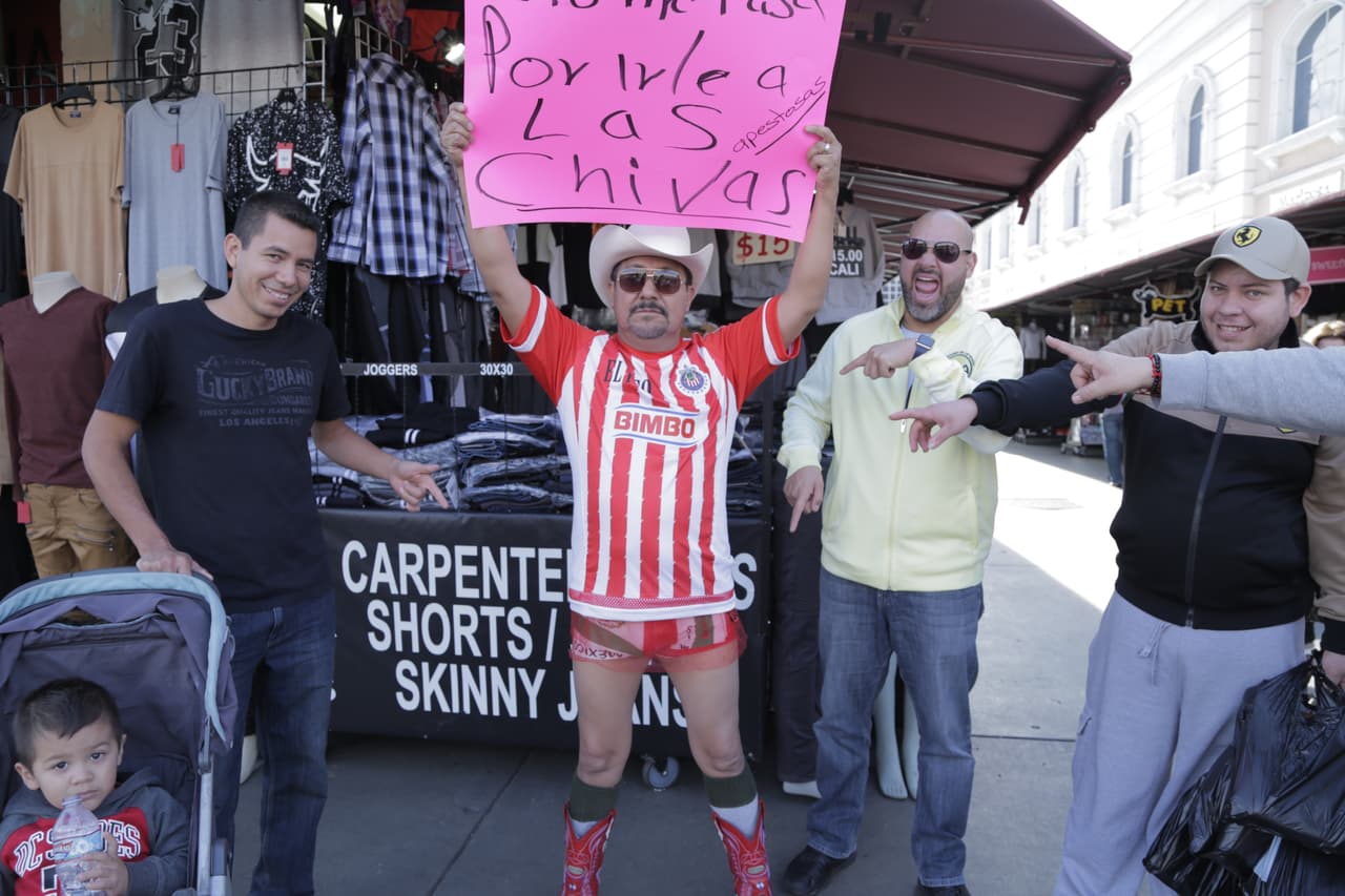 Su vestimenta y el cartel que cargaba El Feo, fueron motivo de risa para todos los que pudieron ver el pago de esta apuesta.