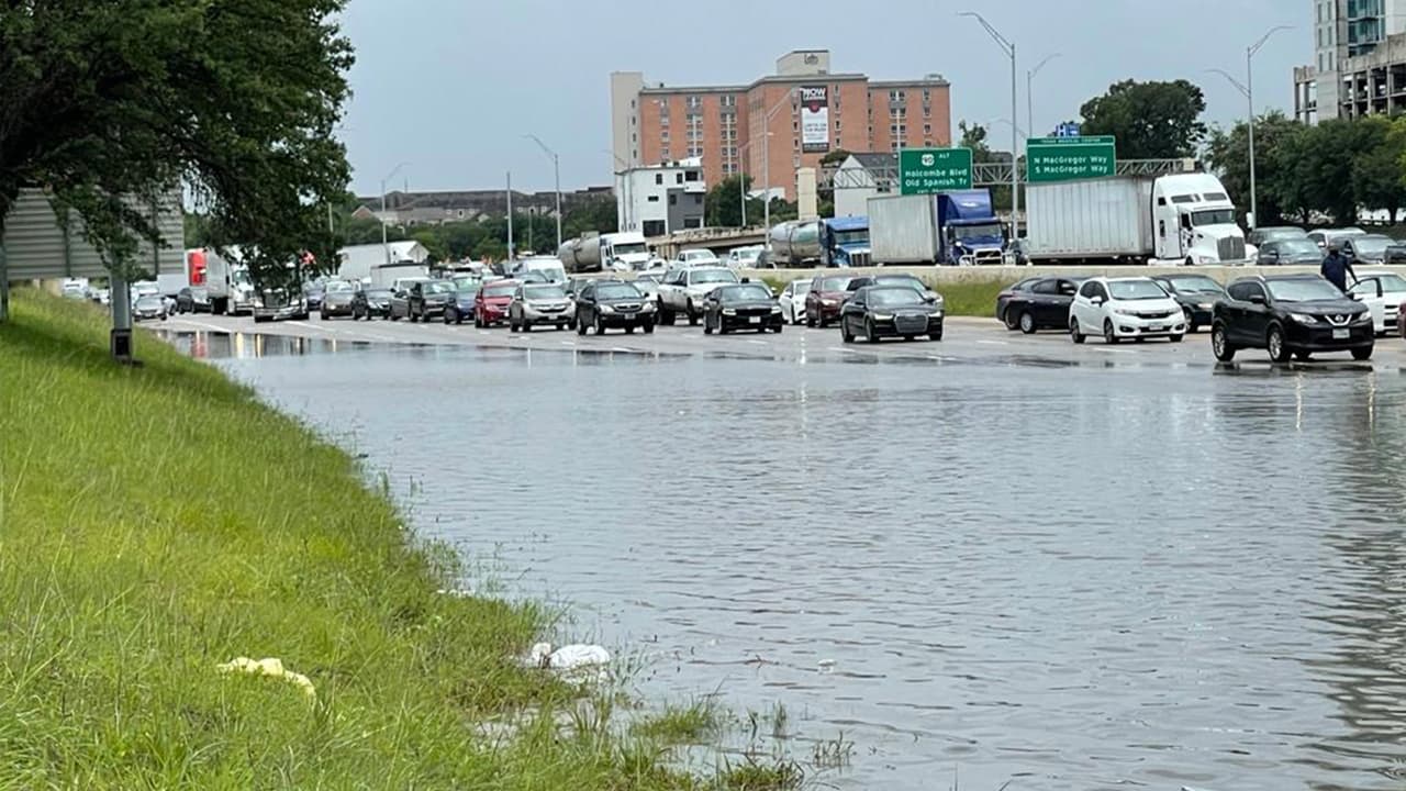 Los meteorólogos aseguran que lo suelos de la región están saturados por lo que cualquier lluvia que ocurra ocasiona las inundaciones.