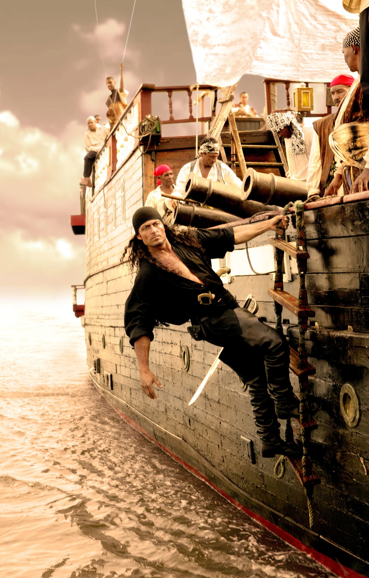 Mientras que el personaje de 
<b><a href="http://www.univision.com/temas/fernando-colunga">Colunga</a></b> era un cruel pirata que secuestraba a 'Camila' para venderla como esclava, aunque al final de la trama quedaron perdidamente enamorados.