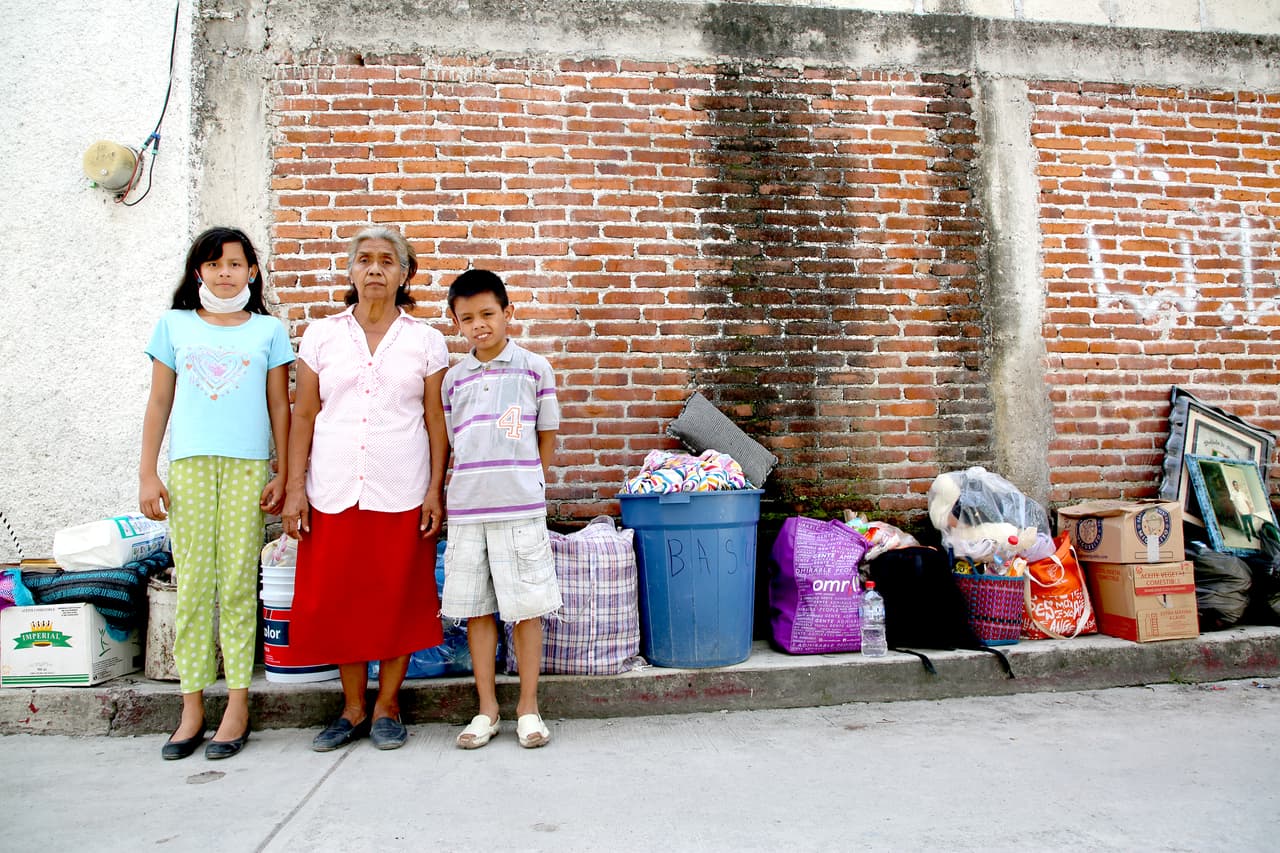 Cuando comenzó a temblar con fuerza, lo primero que hizo Aristea León Mayorazgo fue correr a la escuela para buscar a sus nietos, Diego Alvarado León de 10 años y Jessica Godoy Alvarado de 11. Su casa aún en pie, pero agritada e inclinada. "Ya no se puede entrar. Cuando entro, me mareo", dice la abuela y el nieto agrega: "Se siente como una gelatina".