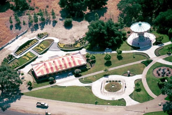 Ubicado a unos 8 kilómetros al norte de Los Olivos, en California, "Neverland", con una superficie de casi 1,100 hectáreas, fue la residencia de Jackson y también su parque de diversiones.