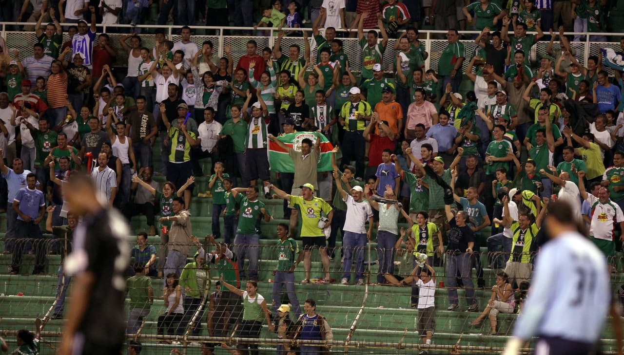 Dos muertos y seis heridos tras ataque a un autobús de fans en Honduras