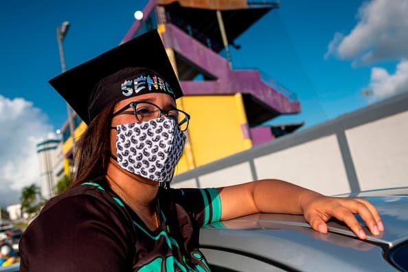 Los estudiantes usan mascarillas o tapabocas con diseños especiales.