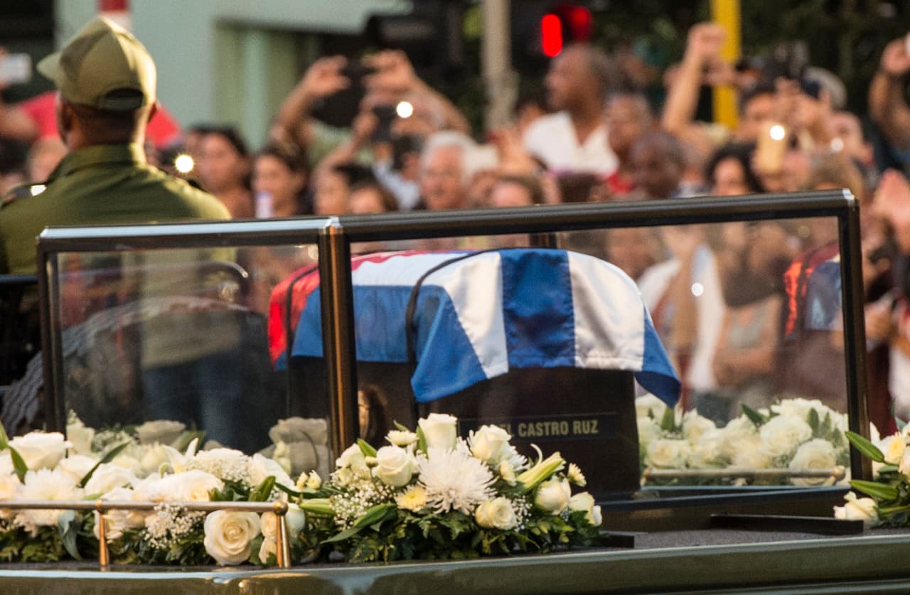 La urna con las cenizas del líder cubano está protegida con una estructura de cristal, en su viaje por las calles de Cuba. 
<br>