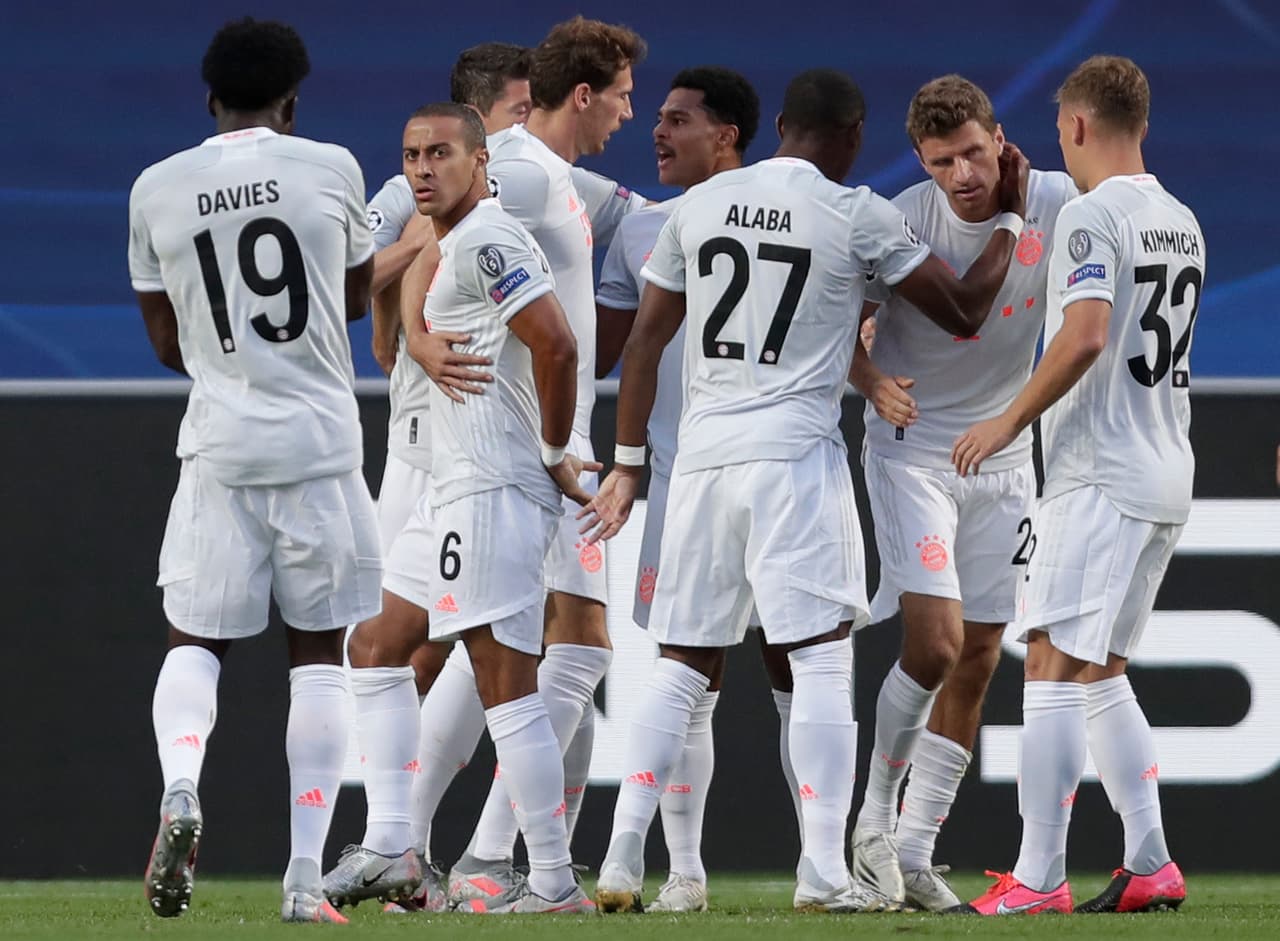 El esférico llegó al corazón del área para que Müller definiera después de hacer una pared con Lewandowski.