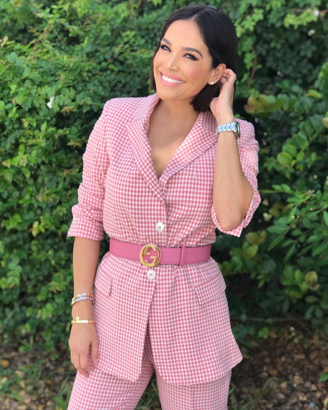 Por último, nos presenta una opción más femenina con este conjunto a cuadros color rosa pastel. Karla Martínez poco a poco se consagra como gurú de la moda entre las mamás modernas.