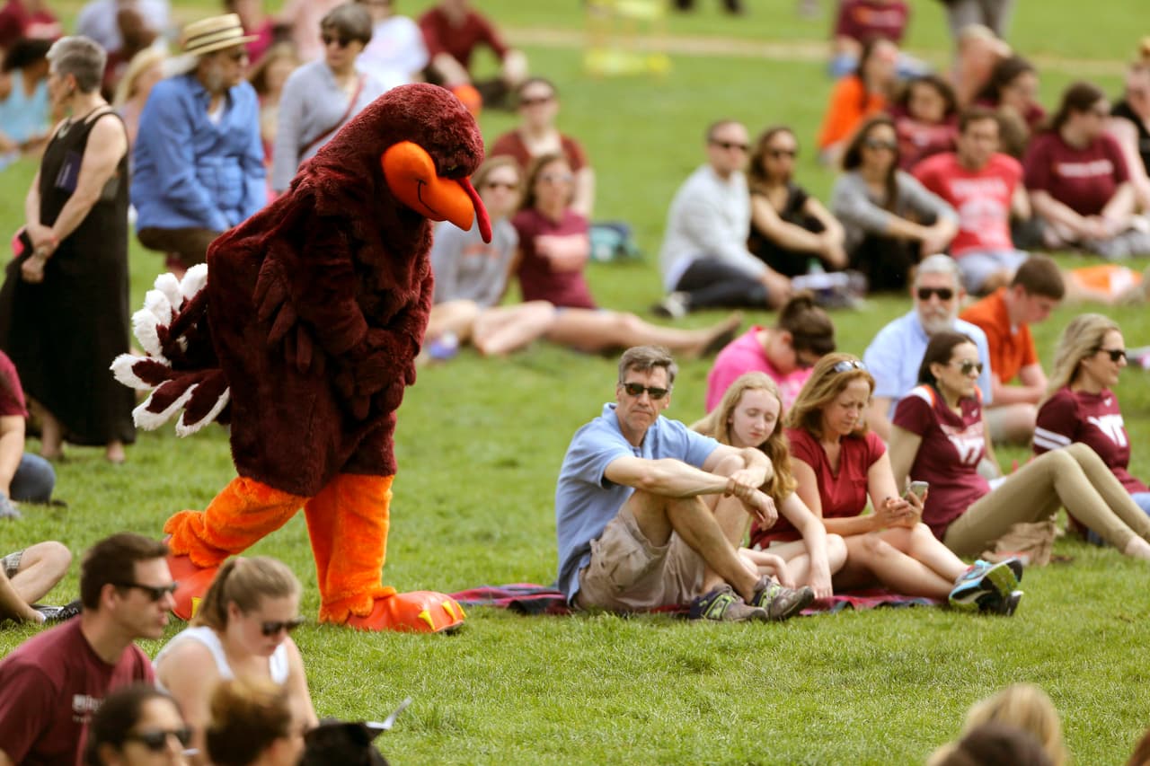 Decenas de estudiantes, familiares y vecinos acudieron al campus para recordar a las víctimas. HokieBird, la mascota de la universidad, se unió a ellos. (Matt Gentry / The Roanoke Times / AP)
<br>