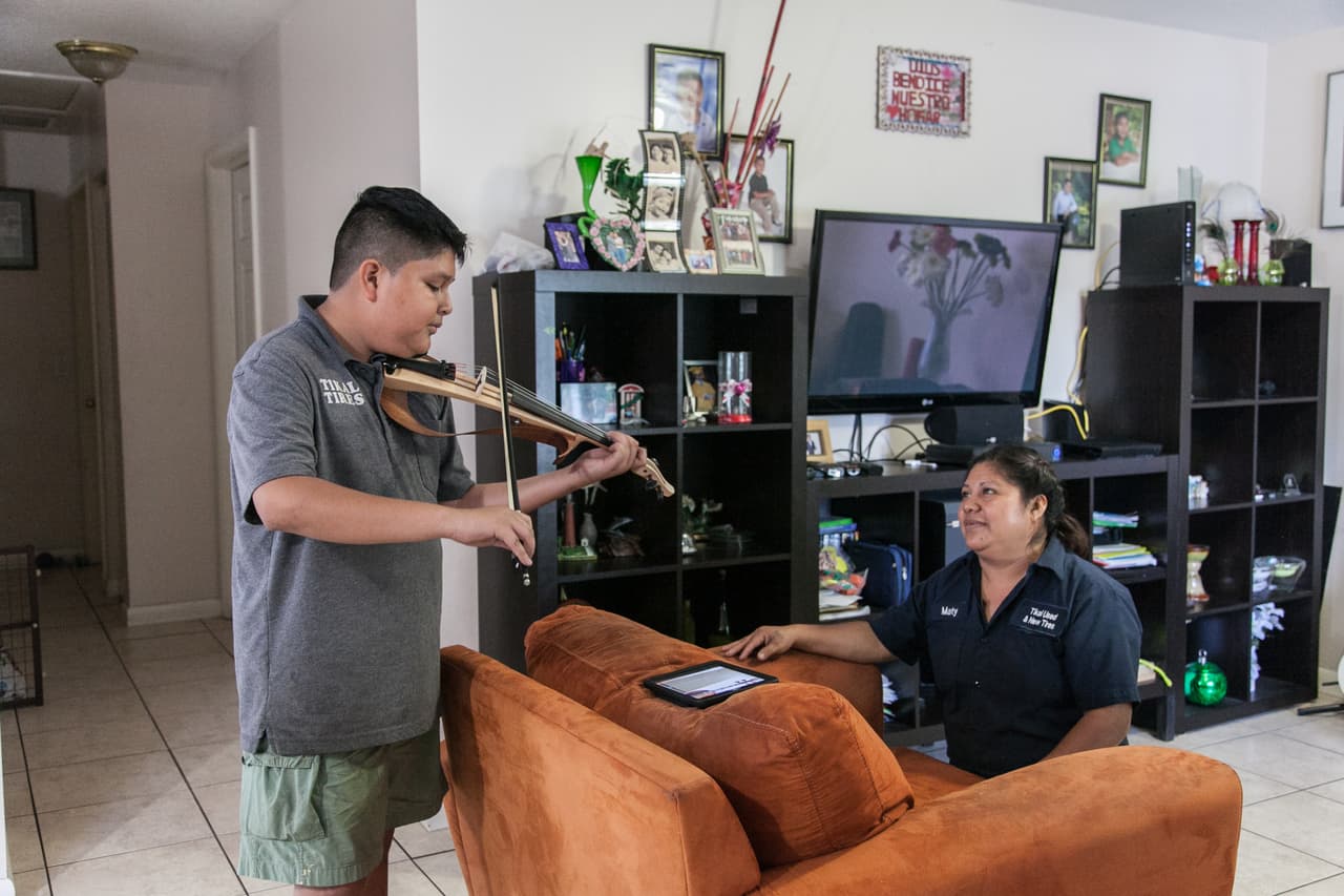 Pese a que a Maty un médico de su país le había dicho que no podría tener hijos por una enfermedad que tuvo de pequeña, a los pocos meses de estar con Víctor se quedó embarazada y en 2003 nació Jimmy, su único hijo. "Víctor es un padre muy responsable. Él ama a su hijo. Desde que lo vio, desde el instante que le cortó el ombligo a él le cambió la vida. Dijo: 'me voy a dedicar a él' y es lo que ha hecho hasta ahora", afirma Maty. En la imagen, el niño toca una canción al violín a su mamá.