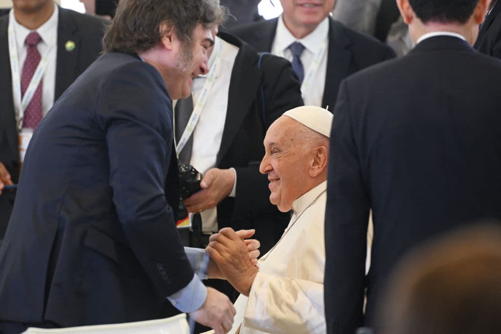 El papa Francisco y el presidente de Argentina, Javier Milei, antes de una sesión sobre la inteligencia artificial en la cumbre del G7 en Bari, Italia, el 14 de junio del 2024.