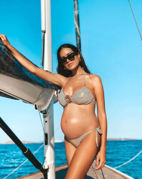 Durante su embarazo disfrutó de los extravagantes lujos que caracterizan a su pareja, por lo que se dejó ver en bañador en más de una ocasión debido a los paseos en veleros. Finalmente dio a luz a una nena llamada Blu en octubre de 2020.