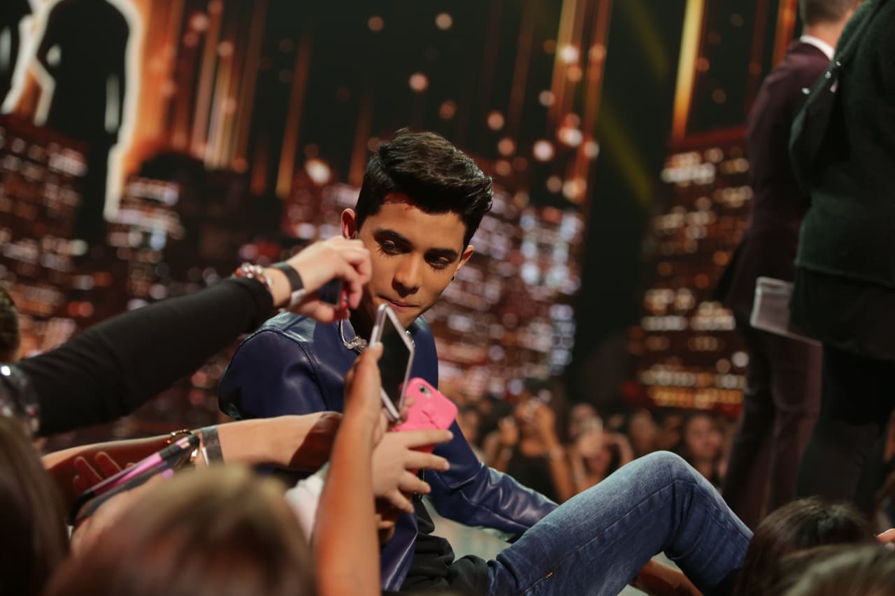 Una noche donde se le hizo honor al Latin GRAMMY, hubo sorpresas y la eliminación de un chico más. Esta noche le dijimos adiós a Sebastián y los jueces, además de no tener paciencia, fueron difíciles de complacer.