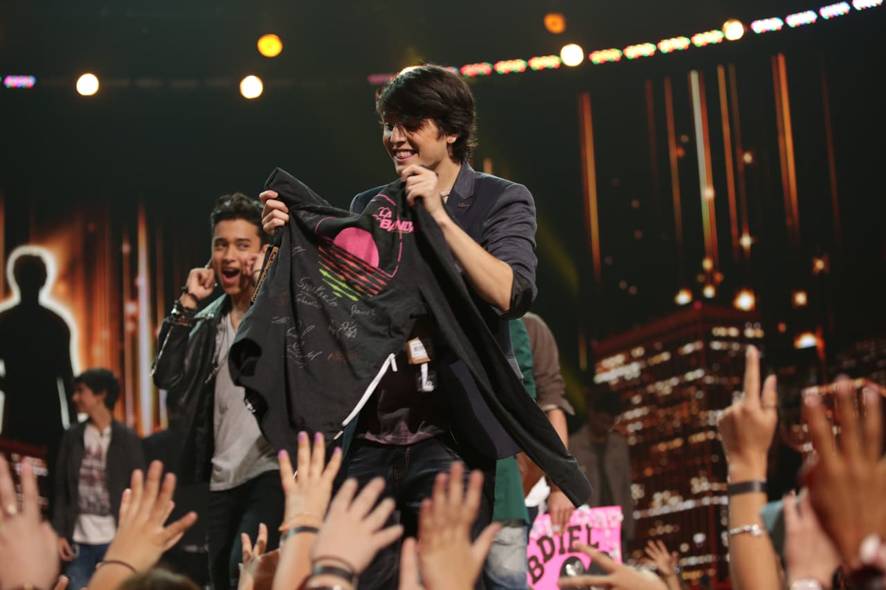 Una noche donde se le hizo honor al Latin GRAMMY, hubo sorpresas y la eliminación de un chico más. Esta noche le dijimos adiós a Sebastián y los jueces, además de no tener paciencia, fueron difíciles de complacer.