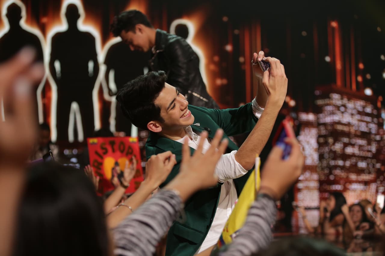 Una noche donde se le hizo honor al Latin GRAMMY, hubo sorpresas y la eliminación de un chico más. Esta noche le dijimos adiós a Sebastián y los jueces, además de no tener paciencia, fueron difíciles de complacer.