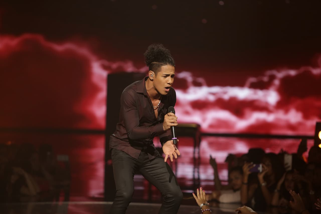 Una noche donde se le hizo honor al Latin GRAMMY, hubo sorpresas y la eliminación de un chico más. Esta noche le dijimos adiós a Sebastián y los jueces, además de no tener paciencia, fueron difíciles de complacer.