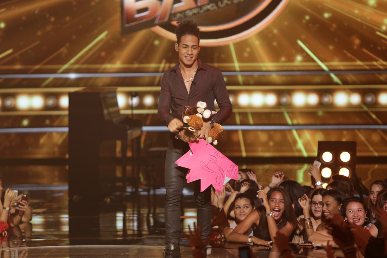 Una noche donde se le hizo honor al Latin GRAMMY, hubo sorpresas y la eliminación de un chico más. Esta noche le dijimos adiós a Sebastián y los jueces, además de no tener paciencia, fueron difíciles de complacer.