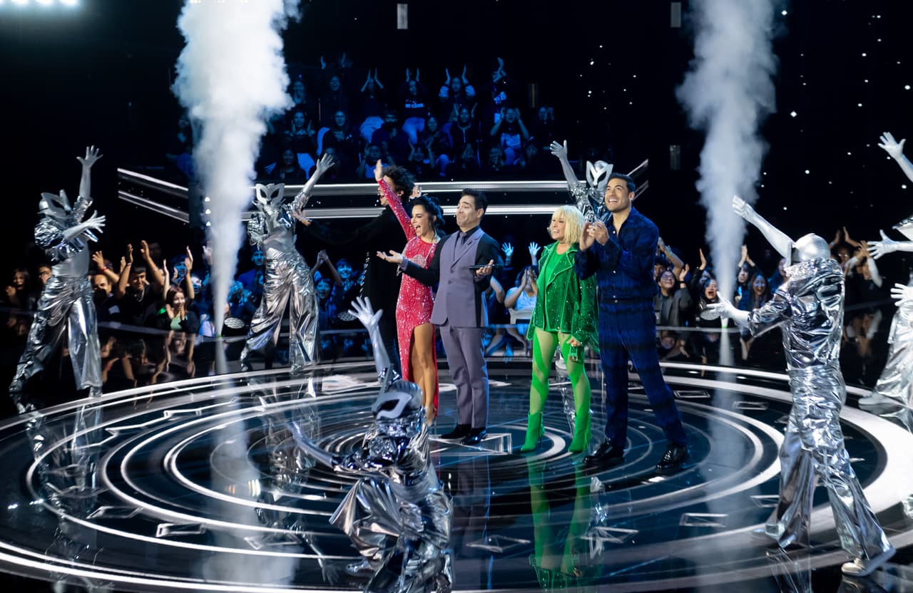 Anoche vivimos un espectacular inicio de la quinta temporada de ¿Quién Es La Máscara? Omar Chaparro dio la bienvenida al público y a los cuatro investigadores: Yuri, Carlos Rivera, Juanpa Zurita y Martha Higareda, quien hizo su debut en el programa.