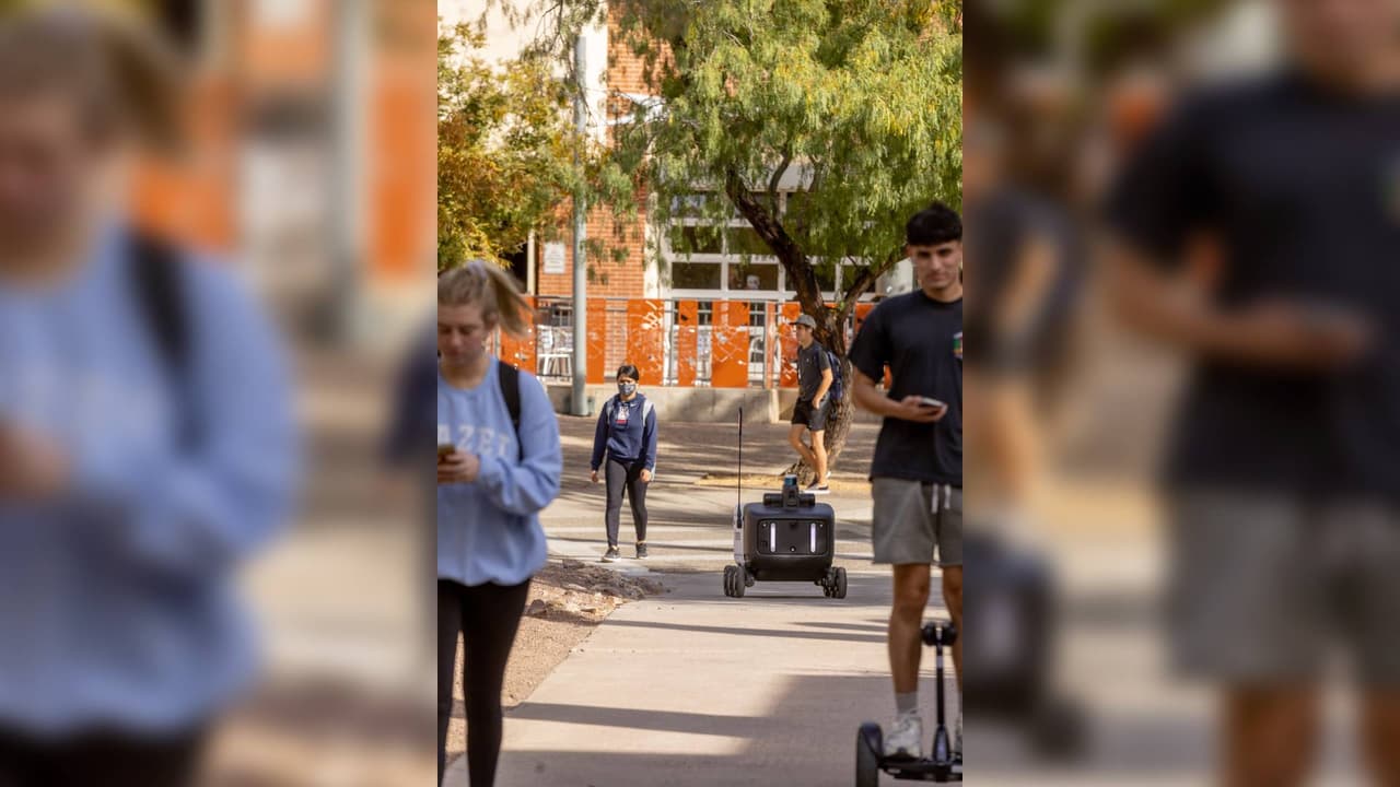 Estudiantes pueden solicitar la entrega de comida a varios puntos del campus, que incluyen: los dormitorios, la biblioteca principal, la biblioteca de ciencia e ingeniería Albert B. Weaver, el centro conmemorativo McKale, entre otros.