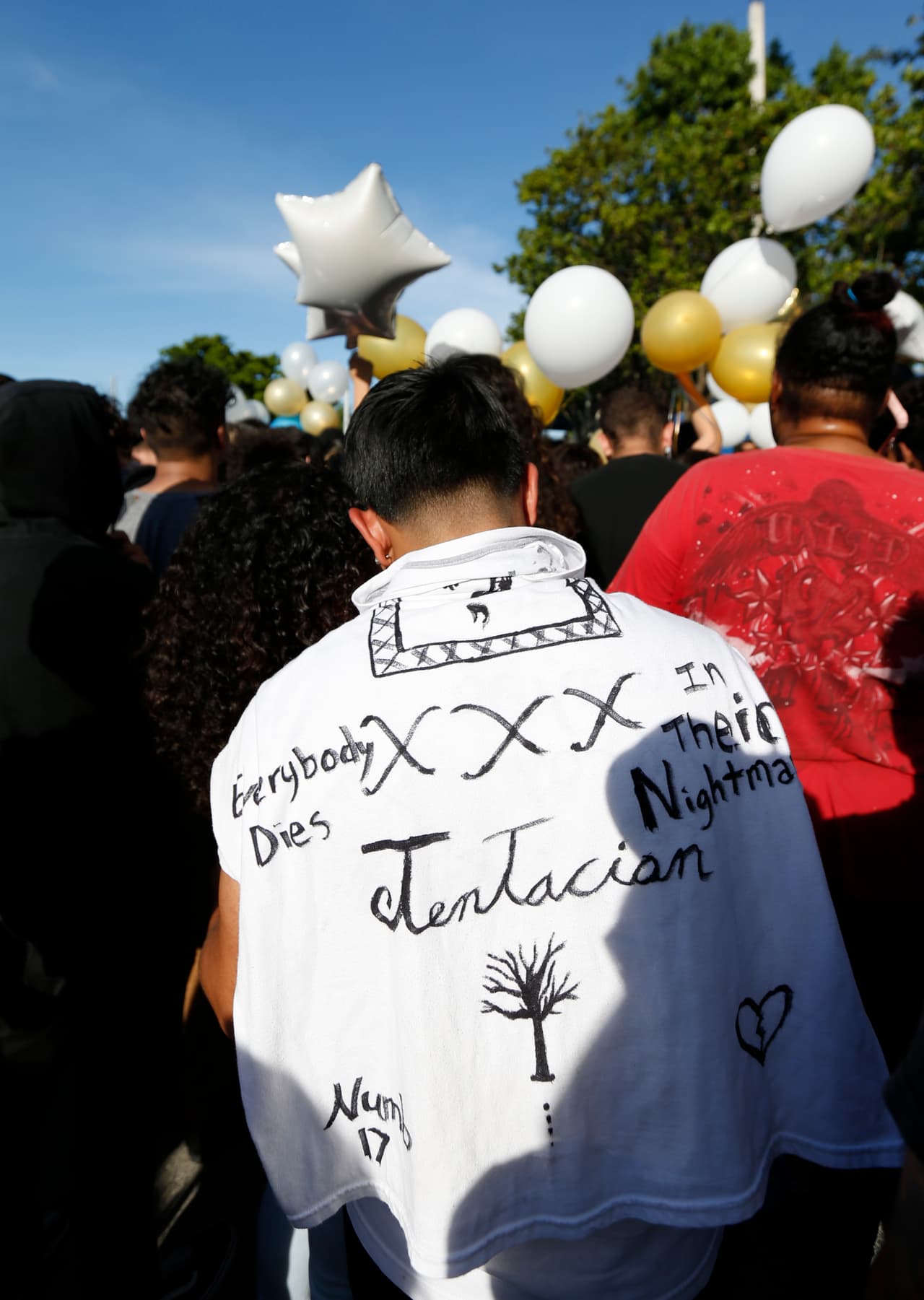 La policía acordonó el área y permitió que la reunión creciera hasta cerca de 500 personas, luego les pidió que se retiraran.