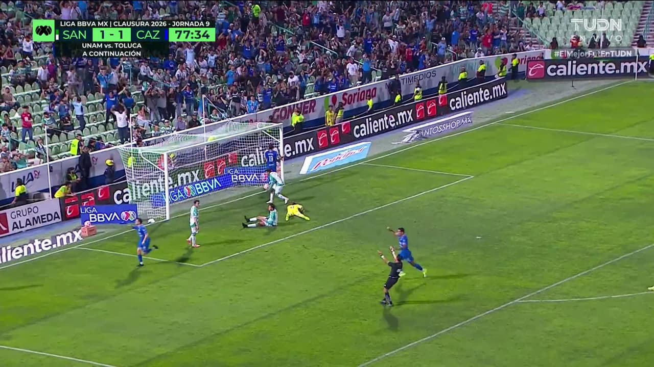¡GOL!  anota para Cruz Azul. José Paradela