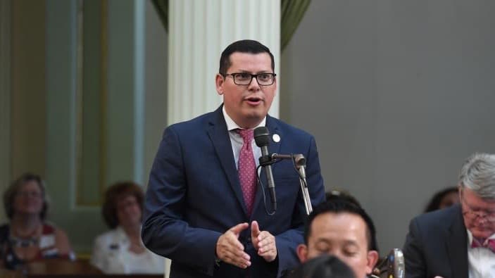 Asambleísta de Bakersfield presenta proyecto de ley para impedir contratación de policías con mala conducta