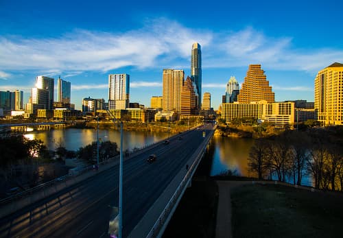 <b>Pfluger Pedestrian Bridge</b>
<br>Se recomienda a las personas y familias que asistan que lleguen temprano, ya que estará lleno antes de que comiencen los fuegos artificiales.