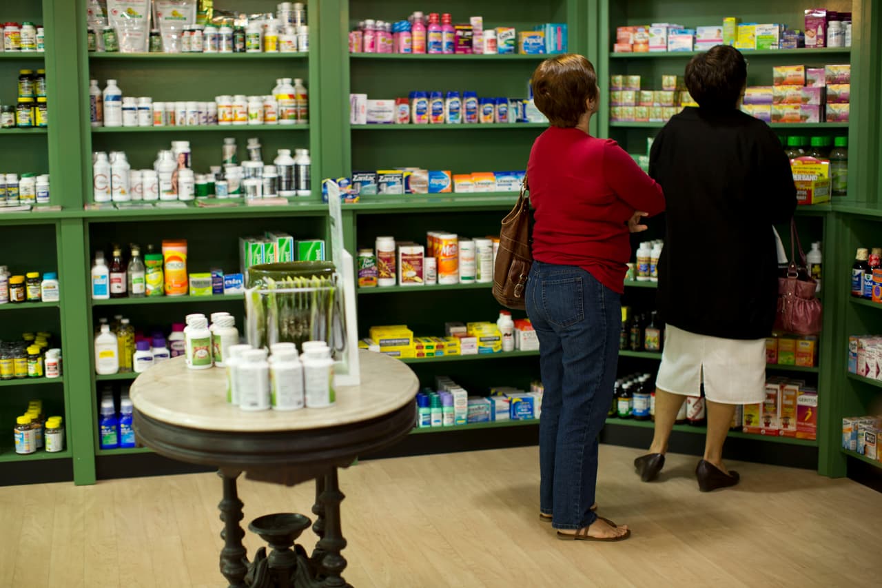 <b>Farmacias</b> – solo para compra de medicamentos y artículos de higiene personal. NO estarán disponibles otros artículos como efectos de colmado, materiales escolares, etcétera.
<br>"Solo se permitirá transitar a aquellas personas que necesiten comprar alimentos preparados, medicamentos o gasolina para sus vehículos", dijo el secretario.
