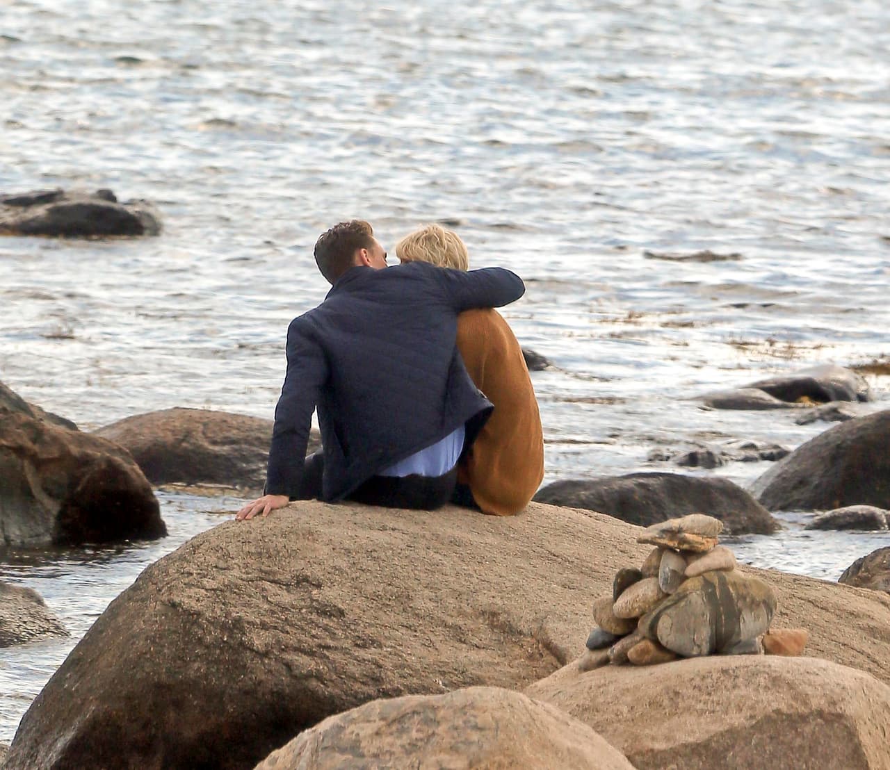 A unos días de haber terminado su relación con Calvin Harris, la cantante fue captada muy cariñosa con el actor.