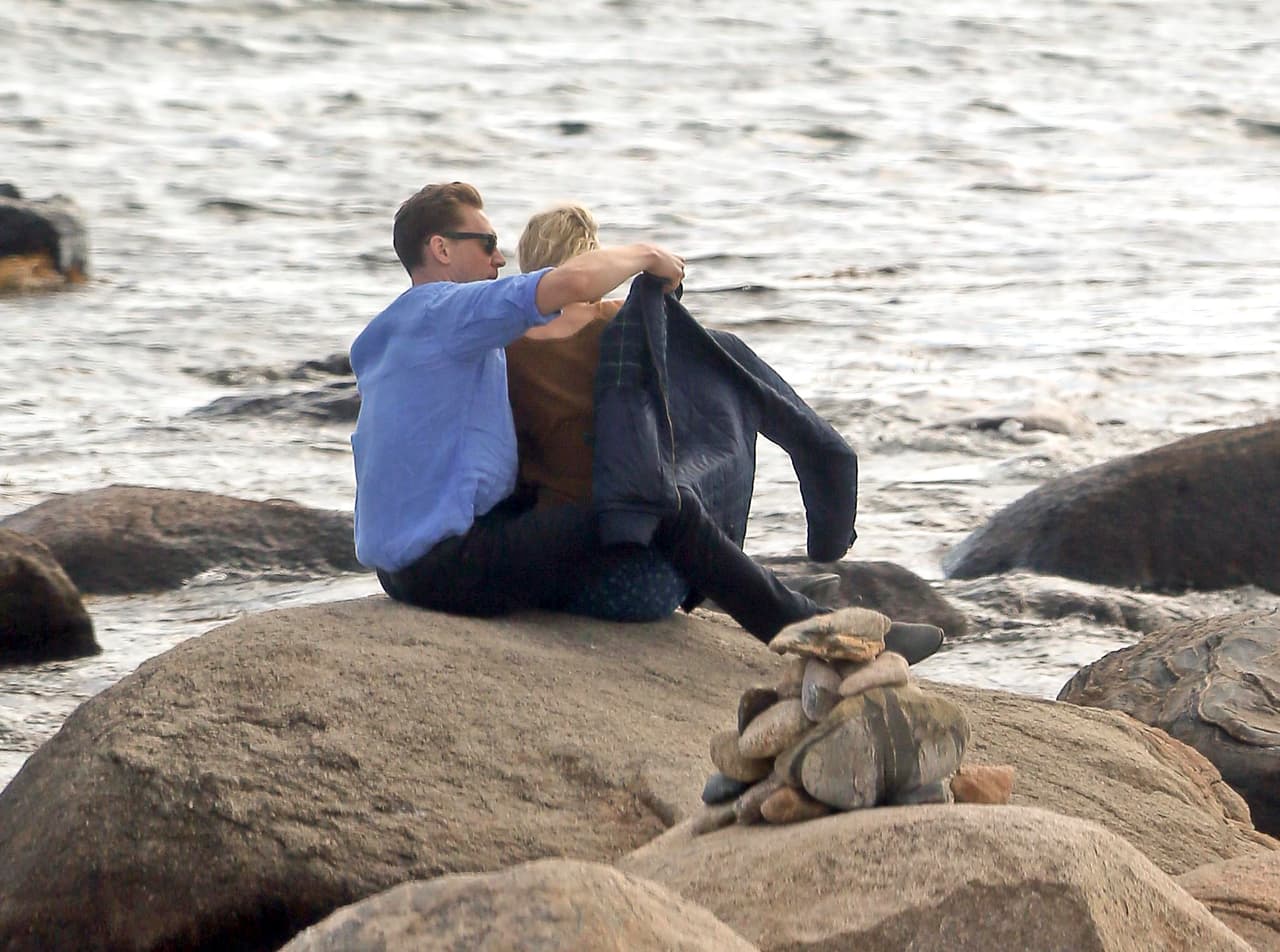 Como todo un caballero Tom le cedió su chamarra a Taylor.