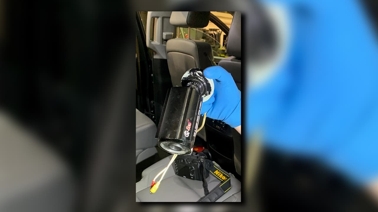 Dentro de la camioneta que me encontrada abandonada, había una Day & Night Color CMOS Camera”.