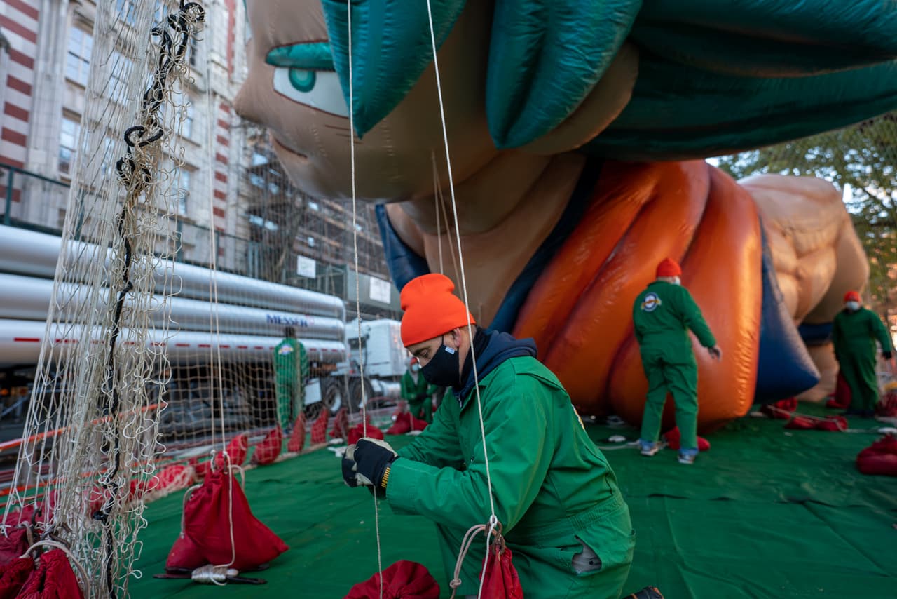 Las personas tuvieron que cumplir unos requisitos de seguridad para poder presenciar cómo se inflan estas gigantescas figuras que recorrerán las calles.
<br>