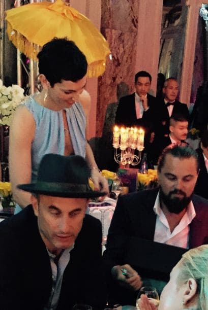 Al parecer Leo se enamoró a primera vista, pero de un bolso de la marca Chanel azul de neopreno con flores bordadas.