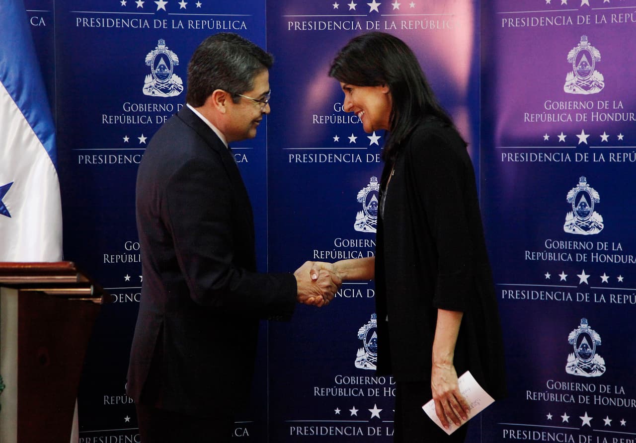 El presidente hondureño Juan Orlando Hernández (izquierda) saluda a Nikki Haley, la embajadora de Estados Unidos ante las Naciones Unidas, en Tegucigalpa, Honduras, el martes 27 de febrero de 2018. Haley dijo que Hernández debería tratar de hacer más para concretar un diálogo con la oposición que afirma que él se robó los comicios de noviembre. (AP Foto/Fernando Antonio)