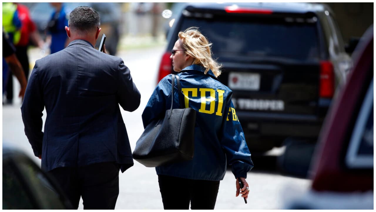 Agentes del FBI llegaron a la escena del tiroteo para iniciar la investigación.