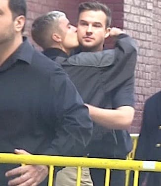 Justin Bieber, de pantalones cortos y dejando ver su tatuaje de Jesucristo en las piernas, estuvo dos horas en su servicio religioso. Al salir, abrazó y besó de manera afectuosa al Pastor Rich Wilkerson, quien ha ganado popularidad recientemente por ser amigo de Kourtney Kardashian.