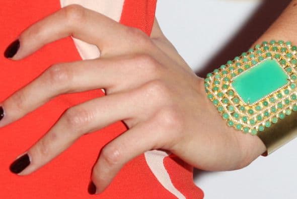 Viste tus muñecas con bonitos accesorios verdes, como un buen par de gemelos (para los cuales deberás robarle una camisa a tu chico) o un brazalete grueso.