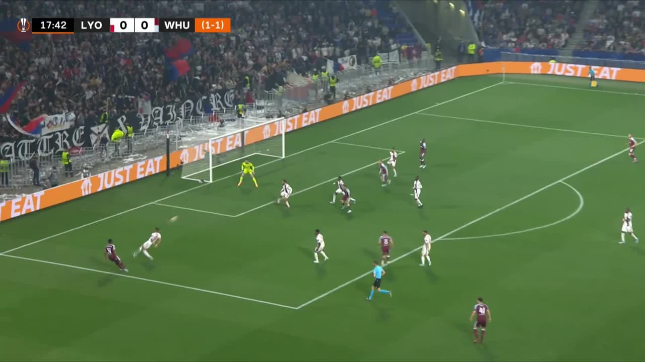 ¡TIRO ATAJADO! disparo por Pablo Fornals.