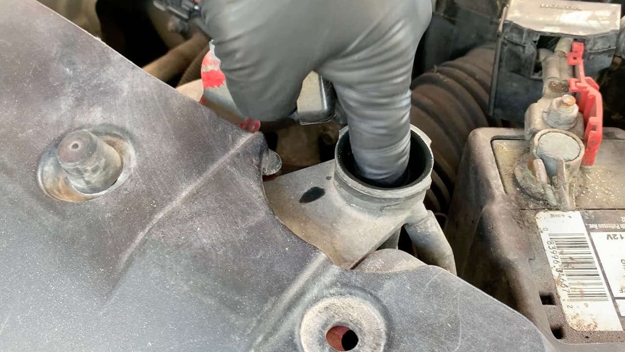 La función del anticongelante es absorber el exceso de calor del motor con el fin de mantenerlo en la temperatura adecuada para que no falle.