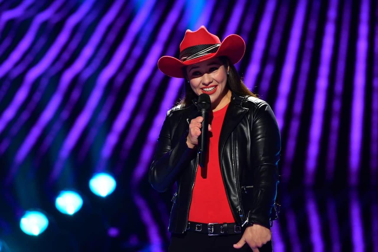 El programa continuó con la presentación de Cristina Muñiz, quien conmovió a los jueces al contarles el bullying que ha sufrido por la malformación que tiene en su mano derecha.