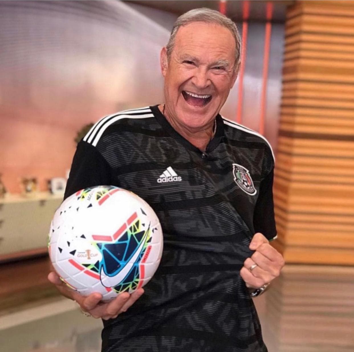 Los compañeros de Alan Tacher se enternecieron al verlo de viejito, mientras que el primer pensamiento que cruzó por la mente del conductor mexicano fue “me parezco a mi papá”.