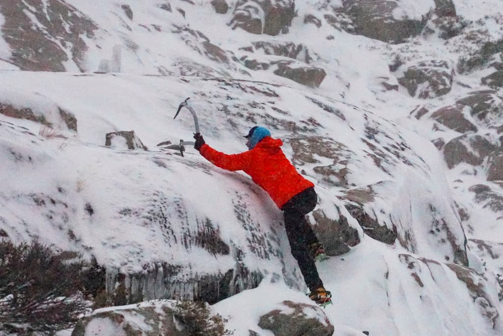 Una gran tormenta que atravesó el norte de California dejó árboles derribados, fuertes nevadas, lluvias récord y viviendas con daños. Además, miles de personas quedaron sin servicio eléctrico en el noroeste del Pacífico.