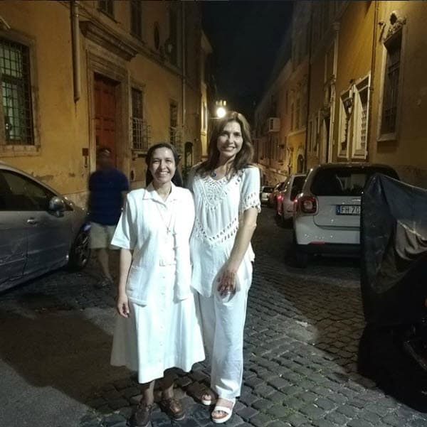 "Les muestro una foto de la hermana Cielo Esperanza, mi anfitriona en esta estancia en Roma", agregó.