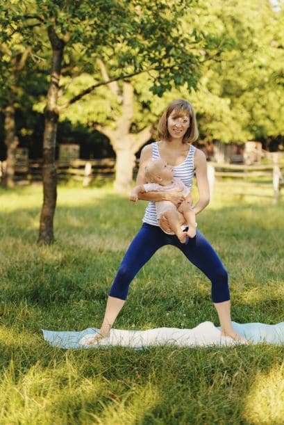 ¿Cómo sostenerlo? Para las posturas de pie, si tu bebé ya sostiene su cuello, puedes sujetarlo como para que mire hacia afuera, ya que preferirá observar qué ocurre a su alrededor.